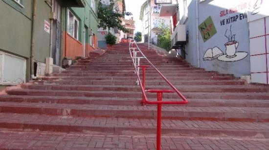 Bilecik'te Çöken Merdiven Tehlikeye Davetiye Çıkartıyor