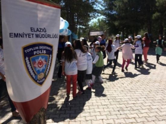 Elazığ'da Polisler Öğrencilerle Halay Çekti