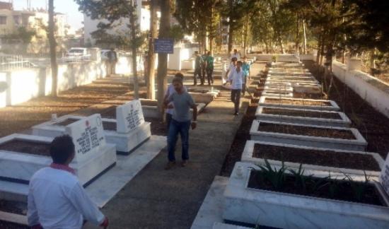 Ülkücü Gençler Şehitlerin Mezarını Temizledi