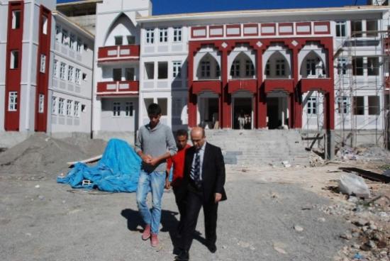 Vali Demirtaş Okul İnşaatlarını İnceledi