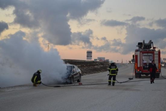 Seyir Halindeki Otomobil Alev Alev Yandı
