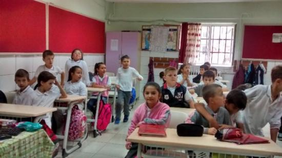 Çerkezköy Belediye Başkanı Akay Öğrencilerin Sıralarını Yeniledi