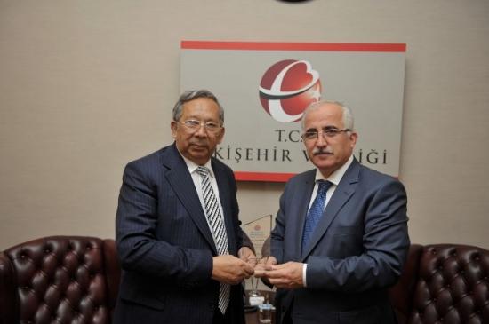 Özbekistanlı Yazar Tahir Melik Ödülünü Vali Tuna'nın Elinden Aldı