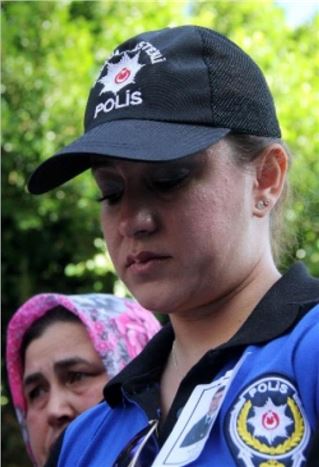 Şehit Uzman Onbaşının Cenazesinde Kadın Polis Gözyaşlarına Boğuldu