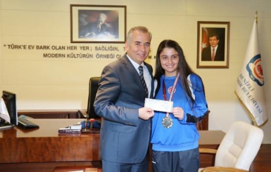 Başkan Zolan'dan İşitme Engelli Sporculara Ödül