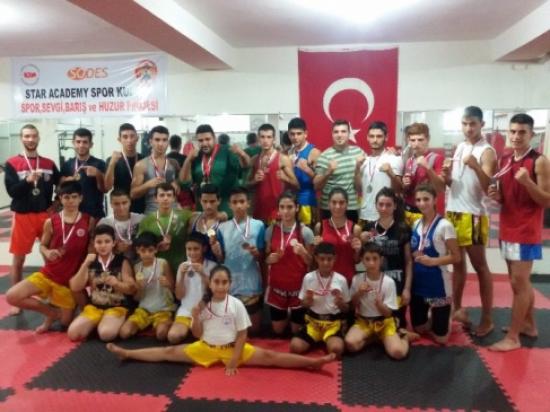 Sodes'in Desteklediği Sporcular Muay Thai'de Madalyaları Topladı