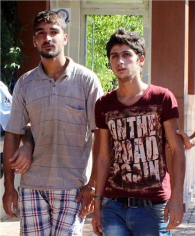 Kendisini Gasp Etmek İsteyen 2 Suriyeliyi Çatalla Yaraladı