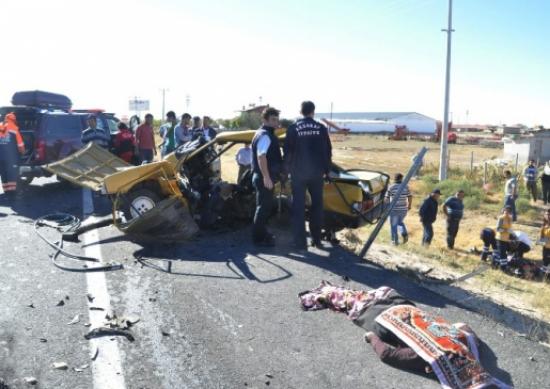 Aksaray'da İki Otomobil Çarpıştı: 3 Ölü 5 Yaralı