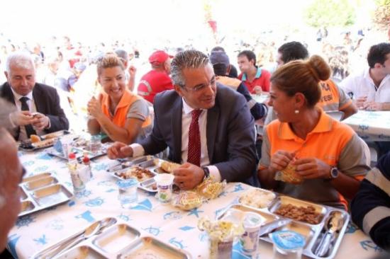 Karşıyaka'da 2 Bin Kişiyle Bayram Yemeği