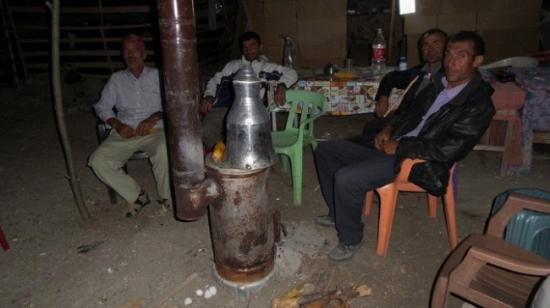 Kurban Pazarında Soba İle Isınmaya Çalışıyorlar