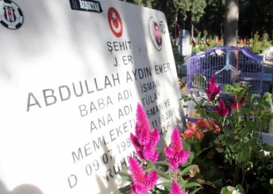 6 Yıldır Şehitliği Muhabbet Kuşuyla Ziyaret Ediyor