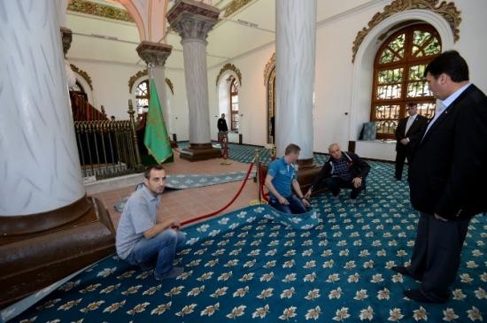 Osmangazi Belediyesi Türbelerin Zeminlerini Halı İle Kaplıyor
