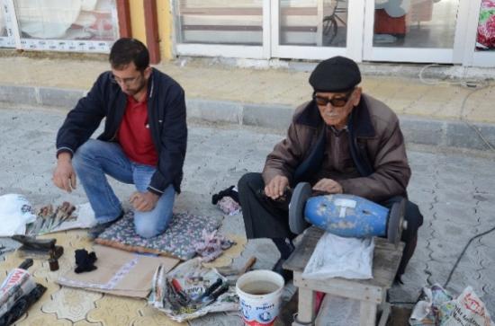 Çarkçı Bekir Dede 70 Yıldır Bu İşi Yapıyor