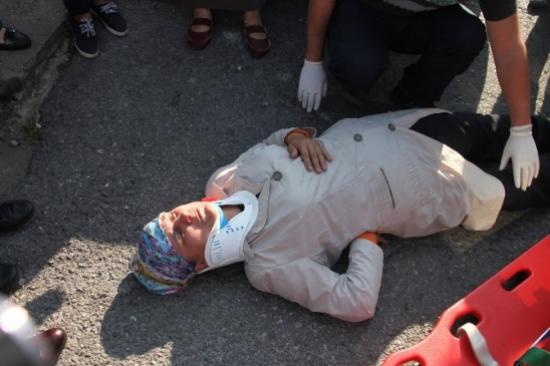 Kaldırımdan Düşen Kadın Hastaneye Kaldırıldı