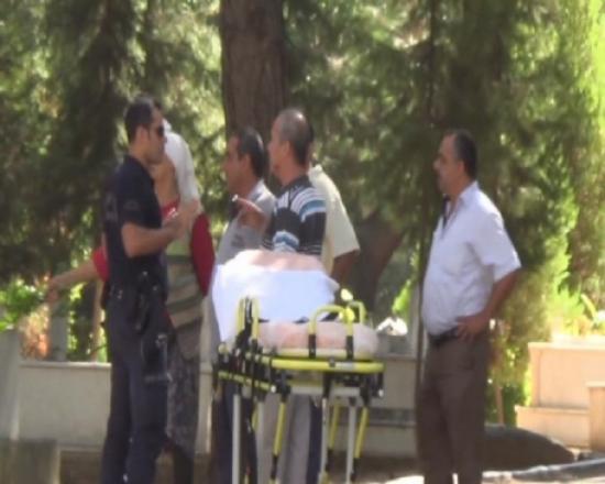 Dünürler Mezarlıkta Kavga Etti: 2 Yaralı