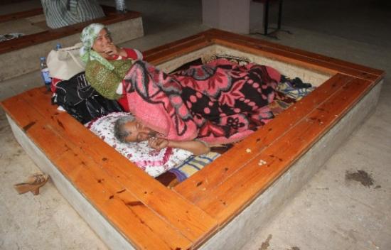 Evsiz Kalan Aile Bayrama Hastane Bahçesinde Girdi