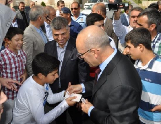 Maliye Bakanı Şimşek Bayram Harçlığı Dağıttı