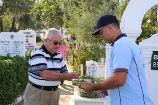 Bodrum Belediyesi Mezarlık Ziyaretçilerinin Bayramını Kutladı