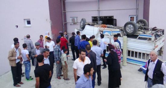 Kulp'ta kamyonet bina kapısına daldı: 2 yaralı!