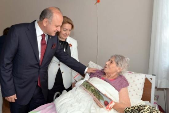 Vali Çakacak Ve Eşi Huzurevi Sakinleriyle Bayramlaştı
