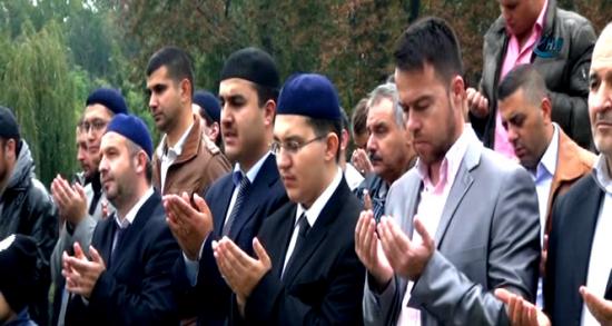 Macaristan'daki Türkler bayramda şehitleri yalnız bırakmadı!