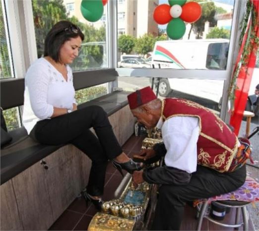 Karşıyakalı Boyacılara Bayram Hediyesi