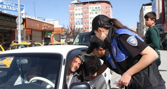Polisten sürücülere bayram hediyesi!