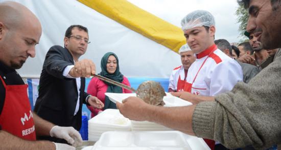 Beylikdüzü Belediyesi'nden dev kazanlarda kavurma ikramı!