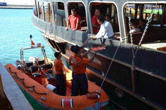 Sahil Güvenlik Ekiplerinden Teknelere Bayram Ziyareti