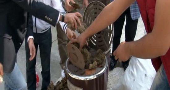 Nazlıaka'nın evinin önünde ilginç eylem!