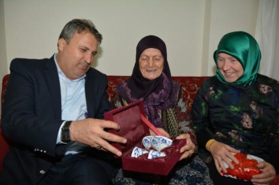 Yunusemre Belediyesi'nden Yaşlılara Bayram Ziyareti