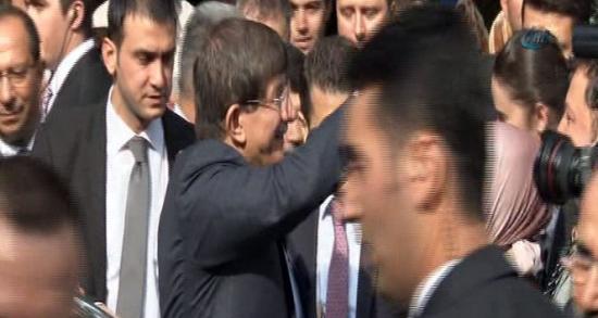 Davutoğlu, akrabaları ve hemşehrileriyle bayramlaştı!