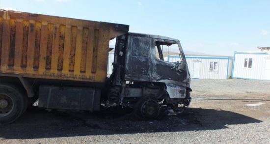 PKK'lılar iş makinesi yaktı!