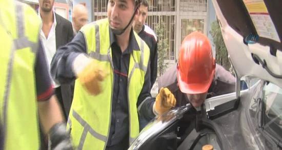 Aracın motoruna sıkışan kedi yaralı halde kurtarıldı!