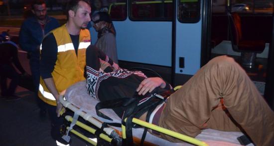 Motosiklet minibüse çarptı: 1 yaralı!