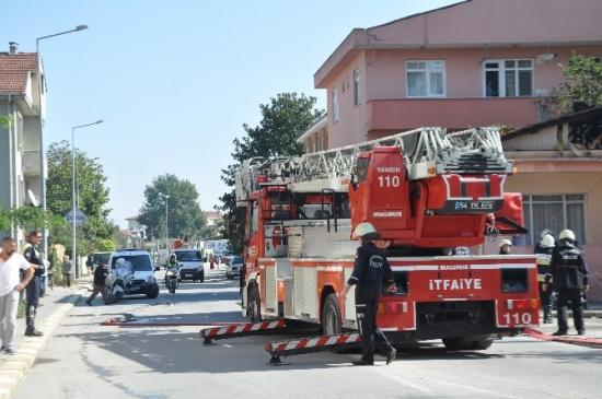 Sakarya'da Çıkan Yangında Evin Çatısı Kullanılamaz Hale Geldi