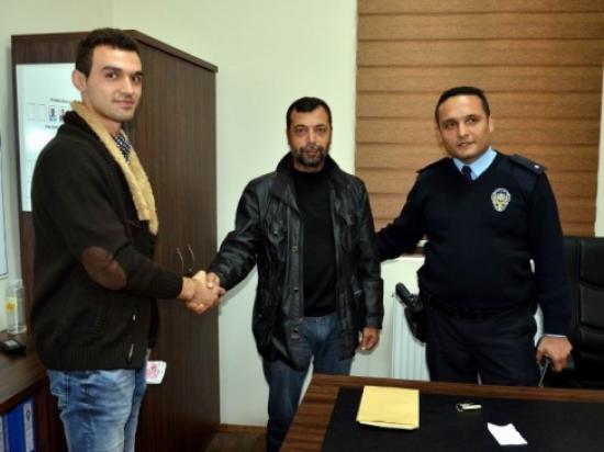 Atm'de Unuttuğu Maaşını Karakoldan Aldı