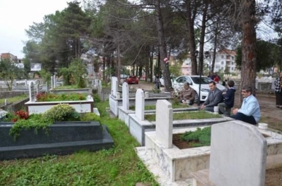 Bayram Arifesinde Kabir Ziyareti