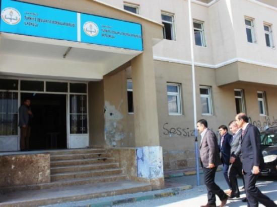 Van'da Bir Okul Kundaklandı