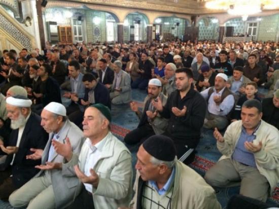 Elazığ'da Bayram Sabahı Camiler Doldu Taştı