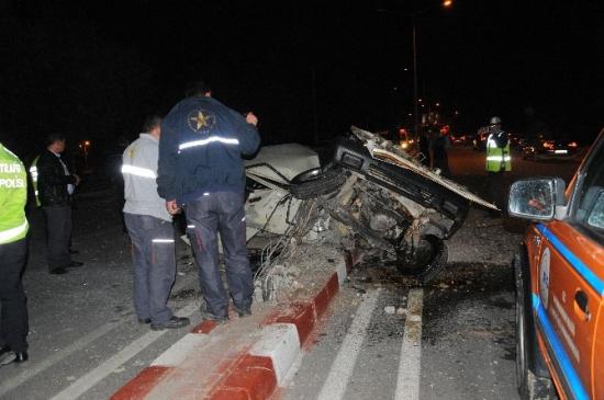 Elektrik Direğine Çarpan Otomobil Sürücüsü Araçta Sıkıştı