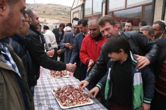 Yozgat'ta Kurban Bayramı Namazı Öncesi Cemaate Şeker İkram Edildi