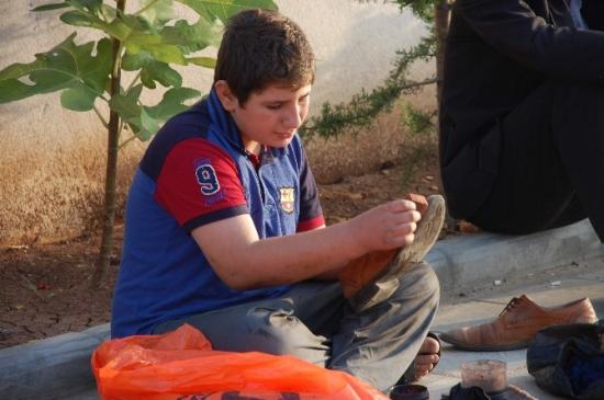 Arkadaşları Bayram Harçlığı Toplarken O Ayakkabı Boyuyor