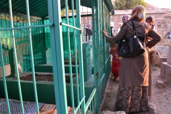 Silvanlılar Mezarlıklara Akın Etti