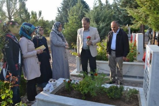 Şehitlikte Hüzünlü Bayram