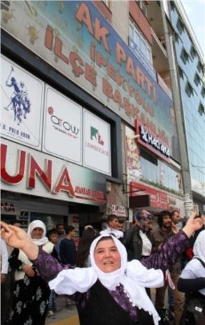 ''barış Anneleri'' Ak Parti Binası Önünde Açıklama Yaptı