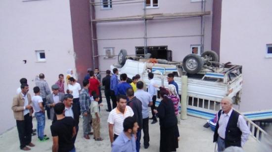 Kulp'ta Kamyonet Bina Kapısına Daldı: 2 Yaralı