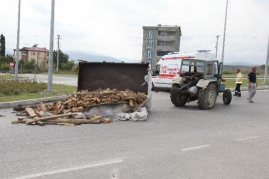 Samsun'da Otomobil Traktörle Çarpıştı: 6 Yaralı