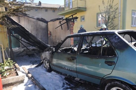 Garajdaki Otomobil Yandı