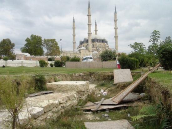 Tarihi Camiye Yakışmayan Meydan